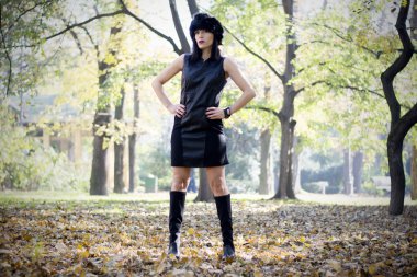 Kadın siyah parkta poz içinde