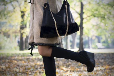 Kadın siyah parkta poz içinde