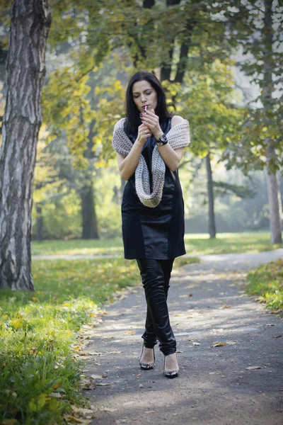 Mulher fumando no parque — Fotografia de Stock