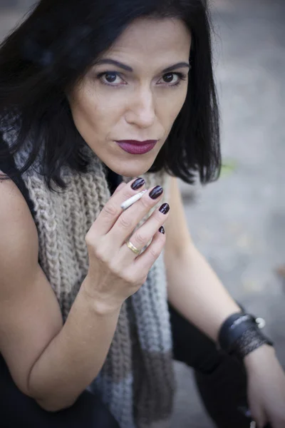 Mujer fumando en el parque — Foto de Stock