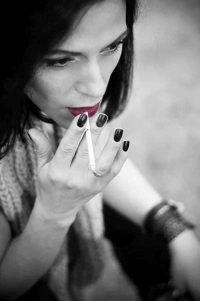 Femme fumant dans le parc — Photo