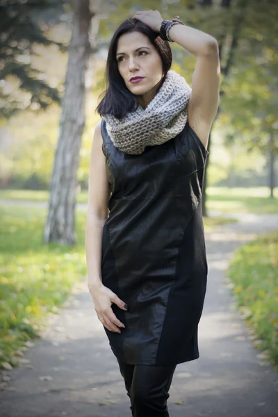 Mujer de negro posando en el parque — Foto de Stock