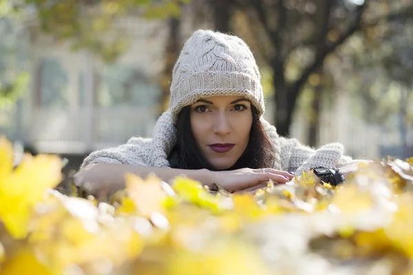 Donna in posa nera nel parco — Foto Stock