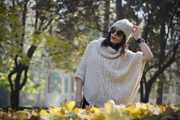 Donna in posa nera nel parco — Foto Stock