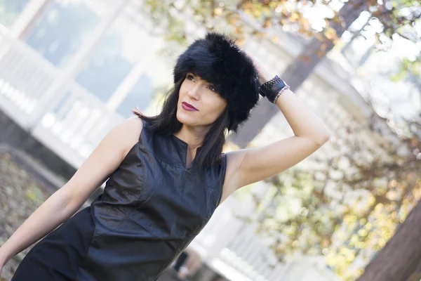 Mujer de negro posando en el parque — Foto de Stock