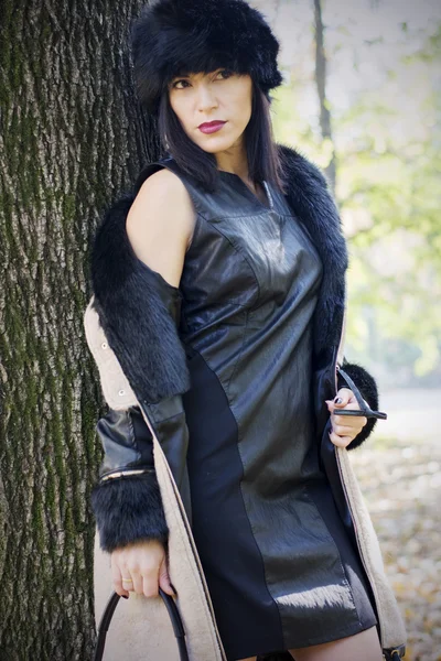 Mujer de negro posando en el parque — Foto de Stock