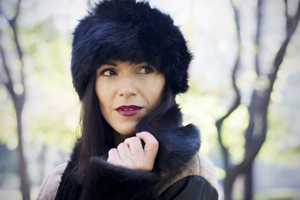 Mulher de preto posando no parque — Fotografia de Stock