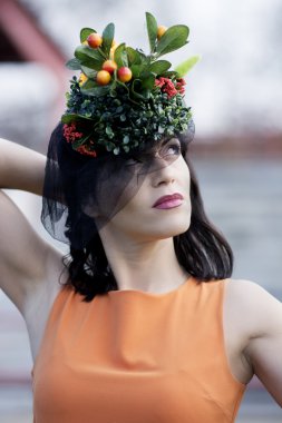 İlginç şapka ile güzel kadın