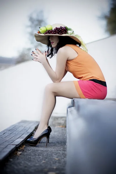 Hermosa mujer con sombrero interesante — Foto de Stock