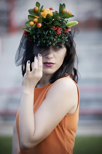 Mulher bonita com chapéu interessante — Fotografia de Stock