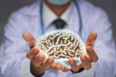 Steteskoplu bir doktor beyni elinde tutuyor. Aktif beyin dalgaları ve ağlar.