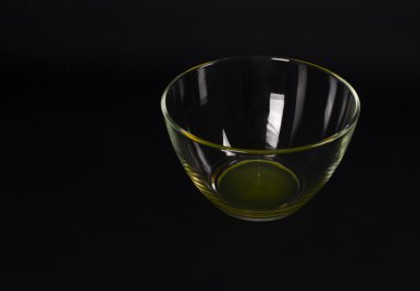 Siyah bir izole bir boş salata kasesi görünümünü kapat