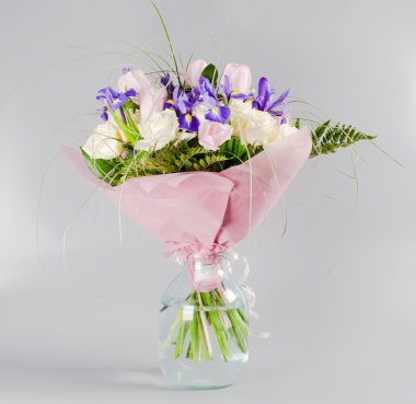 Hassas bir güzel Iris, gül ve gri arka planda diğer çiçekler buket