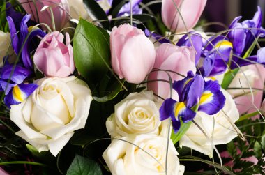 Hassas bir güzel Iris, gül ve gri arka plan üzerinde diğer çiçekler buket