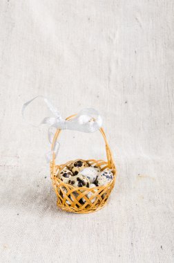 Bıldırcın yumurta ile dolu ahşap sepeti