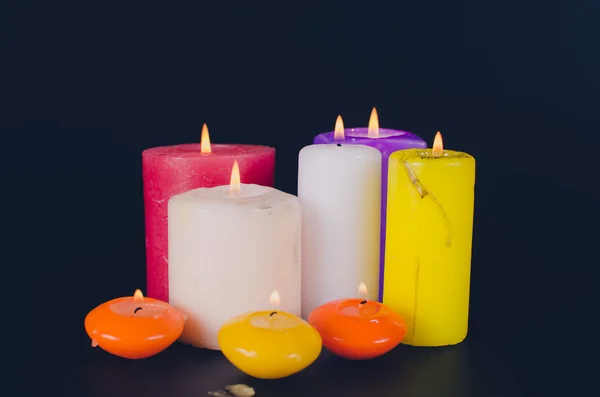 Hořící svíčky na černém pozadí — Stock fotografie