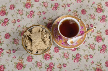 Bir fincan çay ve lezzetli helva ile uçan daire