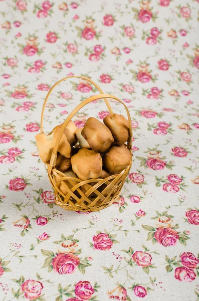 Biscoitos caseiros na cesta — Fotografia de Stock