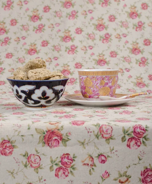 En kopp te och tefat med läckra halva — Stockfoto
