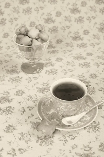 Cookies in a wicker basket and cup of  tea — Stock Photo, Image