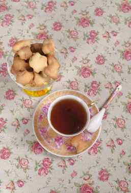 Çerezler bir hasır sepet ve çay