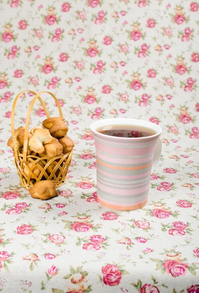 Zelfgemaakte koekjes en thee — Stockfoto