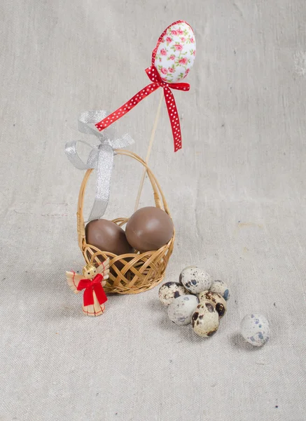 Шоколадные яйца в корзине — стоковое фото