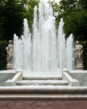 St. Petersburg, Rusya. Piramit çeşme yaz bahçesinde