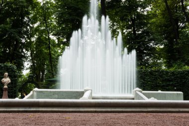 St. Petersburg, Rusya. Piramit çeşme yaz bahçesinde