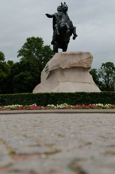 Pomnik Piotra I na tle błękitnego nieba. Sankt-Petersburg, Rosja — Zdjęcie stockowe