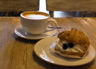 fincan sütlü kahve ile kek