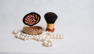 inci boncuk ve bir kutu rouge ve fırça için bir ışık makyaj