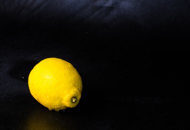 Stüdyo çekim tek limon siyah arka plan üzerine izole