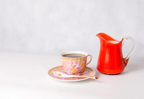 Cangkir antik dengan kopi dan piring dan susu dalam botol kaca orang — Stok Foto