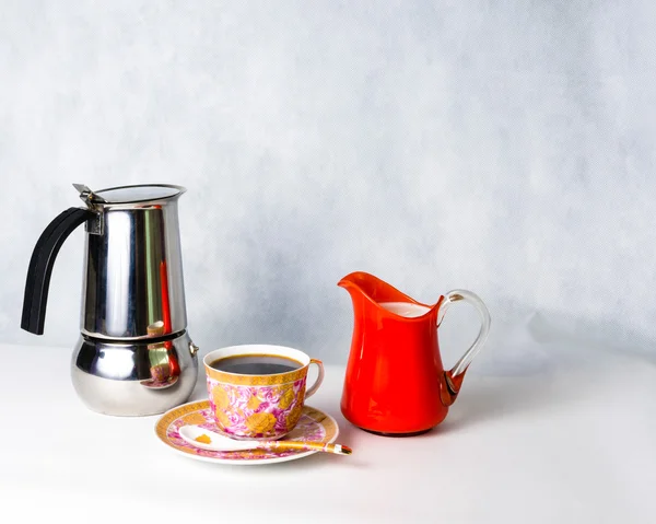 Starožitný hrnek, talíř, mléka ve sklenici jar oranžové a kávu hrnce — Stock fotografie