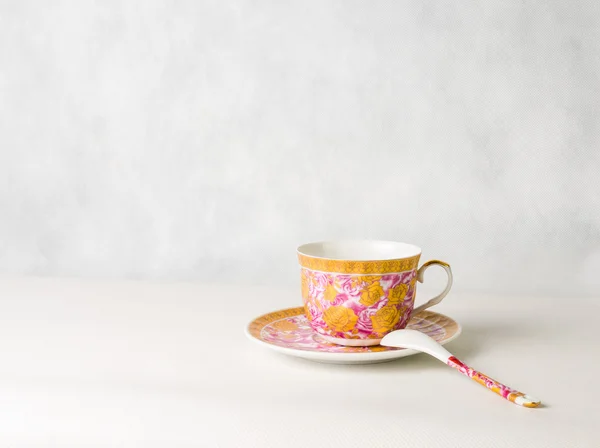 Vintage Tasse, Untertasse und Löffel auf weißem Hintergrund — Stockfoto