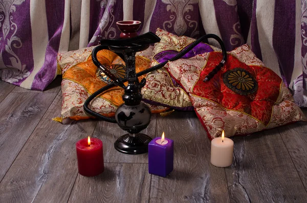 Wasserpfeife auf einem Hintergrund aus orientalischen Kissen und Kerzen — Stockfoto
