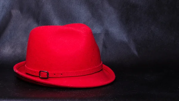 Sombrero rojo vintage aislado sobre fondo negro —  Fotos de Stock