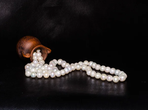 Amfora antyczny i perły na czarno — Zdjęcie stockowe
