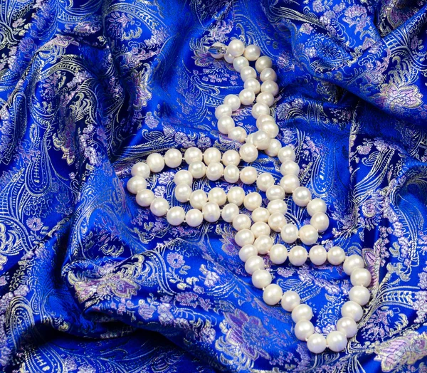 Жемчужина ожерелье на шелковой ткани — стоковое фото
