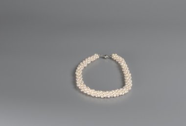 gri zemin üzerine inci kolye