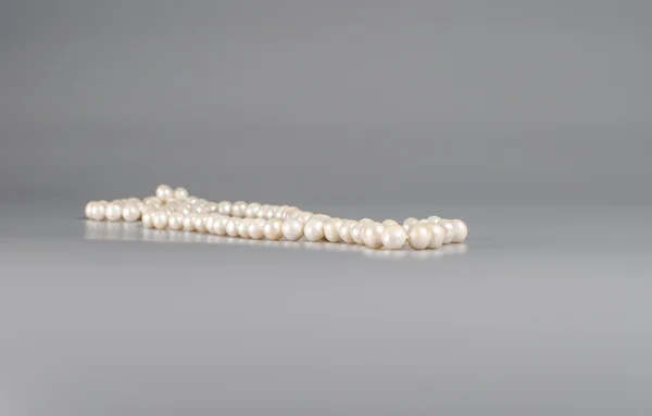 Perlenkette auf grauem Hintergrund — Stockfoto