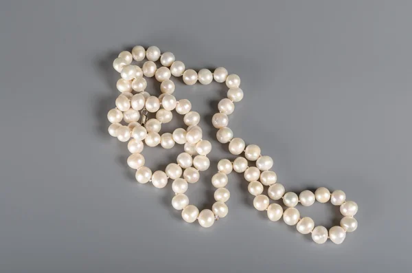 Collar de perlas sobre fondo gris — Foto de Stock