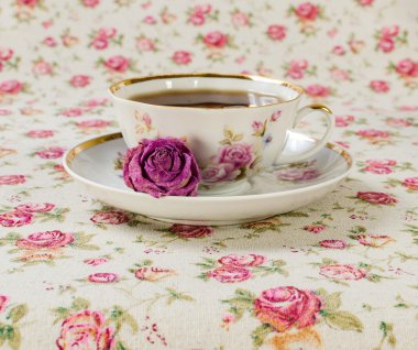 Antika porselen çay bardak beyaz zemin üzerine çiçek boyama