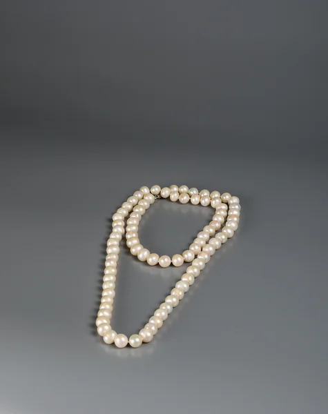 Перлове намисто на сірому фоні — стокове фото
