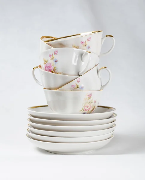 Copos de chá de porcelana antiga com pintura floral sobre fundo branco — Fotografia de Stock