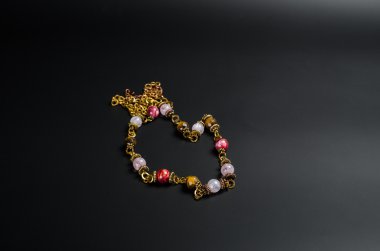 siyah bir zemin üzerine boncuk