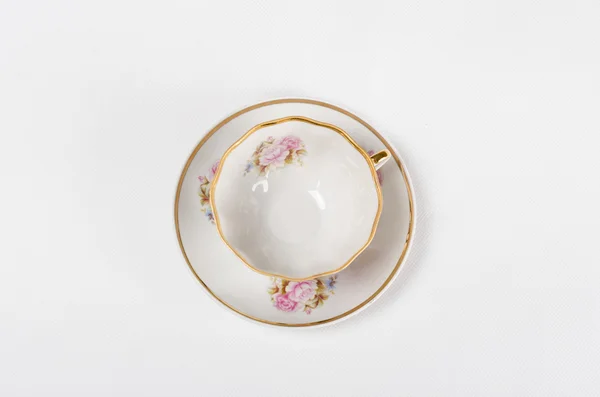 Copos de chá de porcelana antiga com pintura floral no fundo branco — Fotografia de Stock