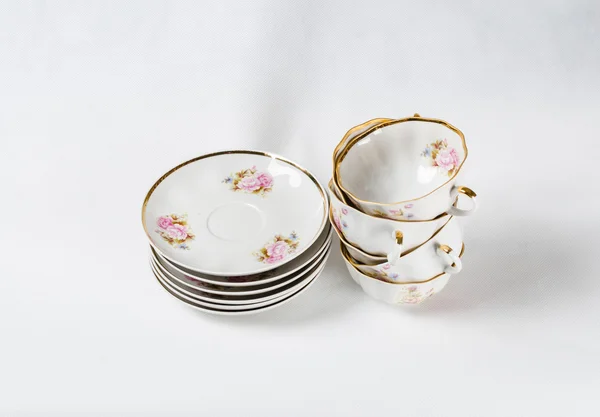 Copos de chá de porcelana antiga com pintura floral no fundo branco — Fotografia de Stock