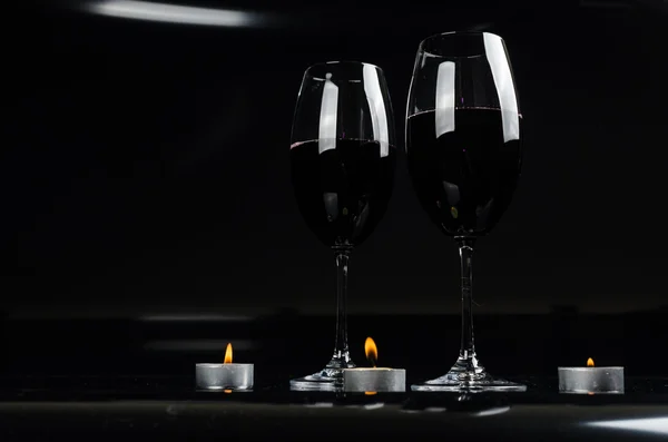 Ποτήρι κρασί και ένα κερί σε μαύρο φόντο — Φωτογραφία Αρχείου